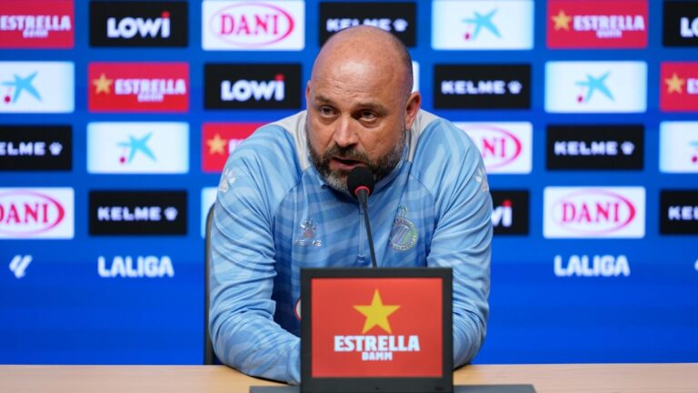 Manolo González, en el RCDE Stadium atendiendo a los medios de comunicación