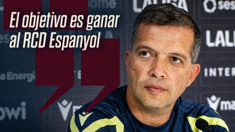 Luis Castro: «La ventaja del Espanyol es que no ha vendido a ningún jugador» Luis Castro, en el Ciutat de València