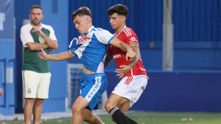 Arnau Cases pelea un balón en el amistoso entre el Espanyol B - Nàstic de Tarragona