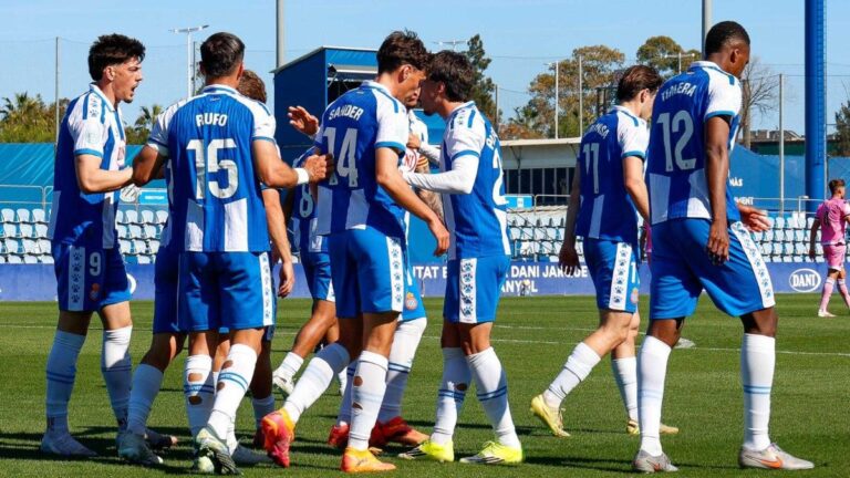 Barça Atlètic – Espanyol B: Los blanquiazules quieren hundir más el barco culé Los jugadores del Espanyol B celebran un gol ante el CD Castellón B