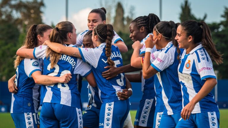 Las jugadoras del Espanyol Femenino celebran el gol de Ona Baradad ante el Alhama CF