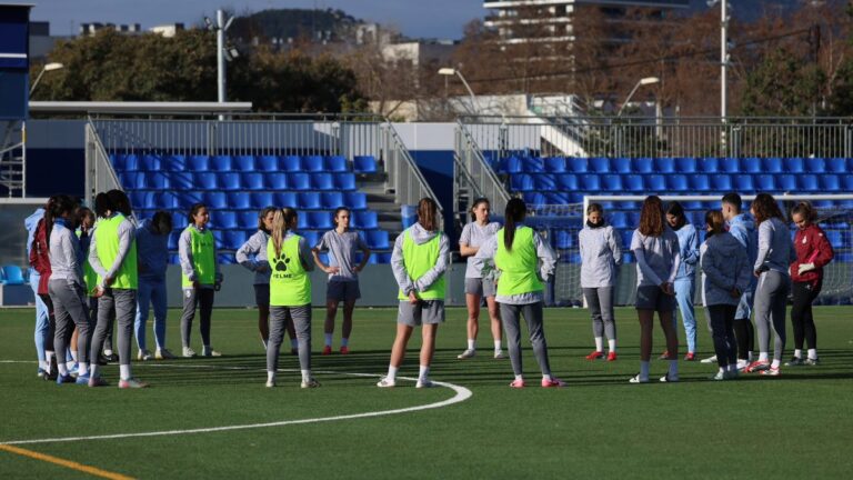 Las jugadoras del Espanyol Femenino, en rondo, preparando un partido en la Liga F