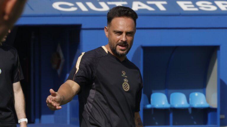Sergio García traslada conceptos al Espanyol B en un entrenamiento