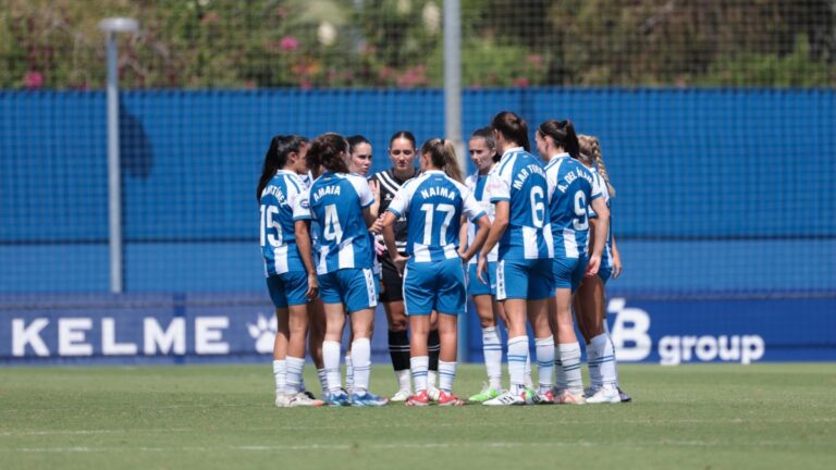 El Espanyol Femenino, en circulo durante la revisión del VAR en un partido de Liga F en la CE Dani Jarque