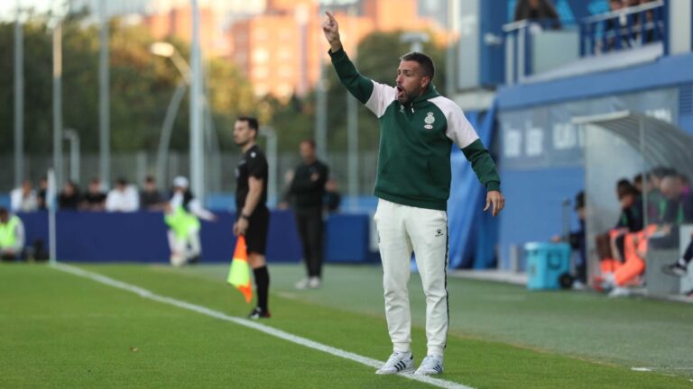 Raúl Jardiel, en el área técnica del Campo 1 de la CE Dani Jarque en el Espanyol B - Barça Atlètic