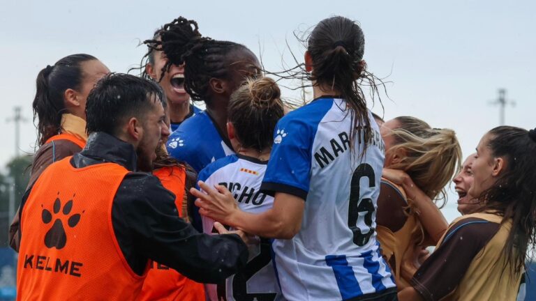 Las jugadoras del Espanyol Femenino celebran en el minuto 100 la victoria ante el Deportivo Alavés