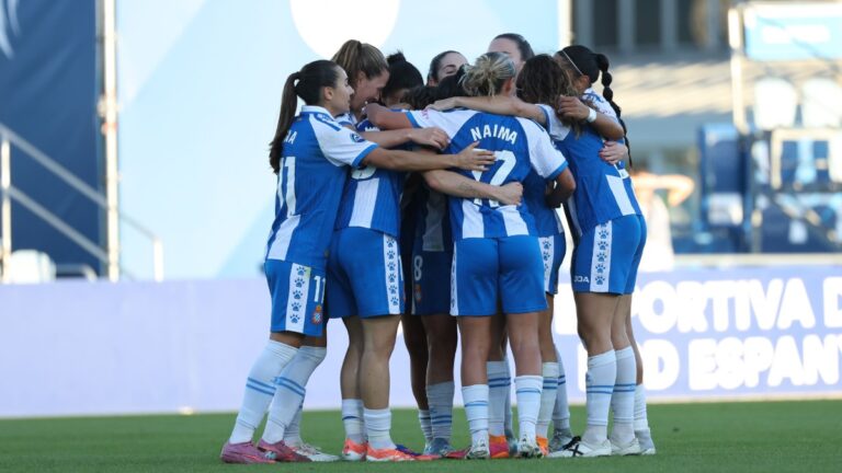 Las jugadoras del Espanyol Femenino celebran el gol de Paula Arana ante la Real Sociedad
