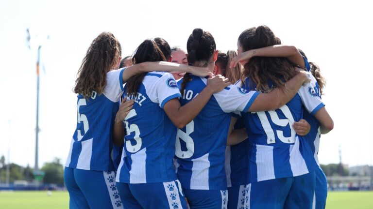 Las jugadoras del Espanyol Femenino celebran en piña un gol de Paula Arana en la CE Dani Jarque