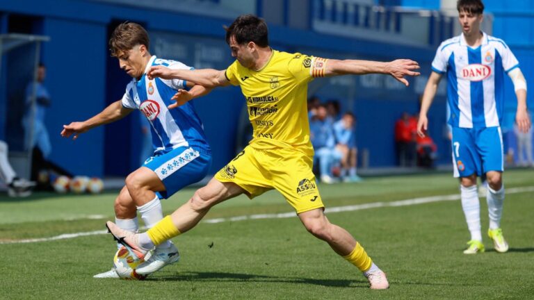 Lluc Castell en una acción del Espanyol B - UD Poblense
