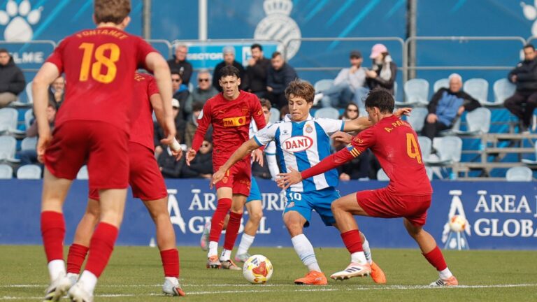 Lluc Castell, en una acción de peligro del Espanyol B ante el Valencia Mestalla