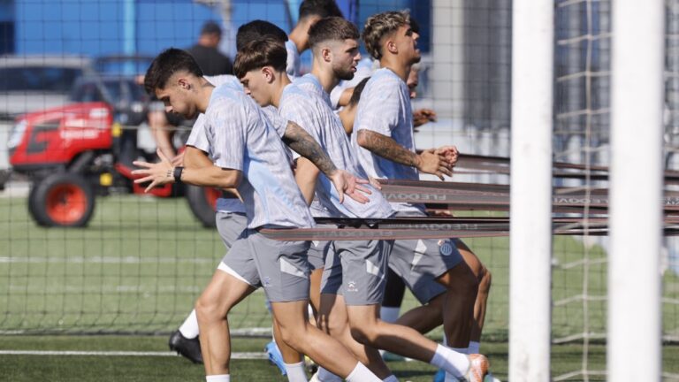 El Espanyol B, en su primer entrenamiento de la pretemporada 2025-26.