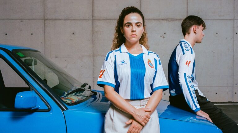 El Espanyol presenta su primera equipación para la temporada 2025-26