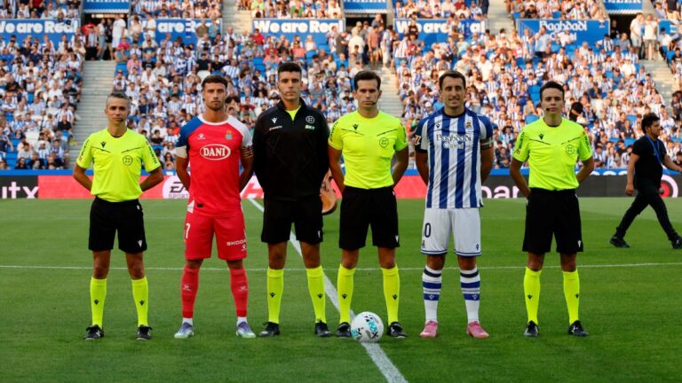 Alejandro Quintero González, el árbitro del Atlético Baleares – Espanyol Quintero González se hace la foto de partido con los capitanes del Espanyol y la Real Sociedad