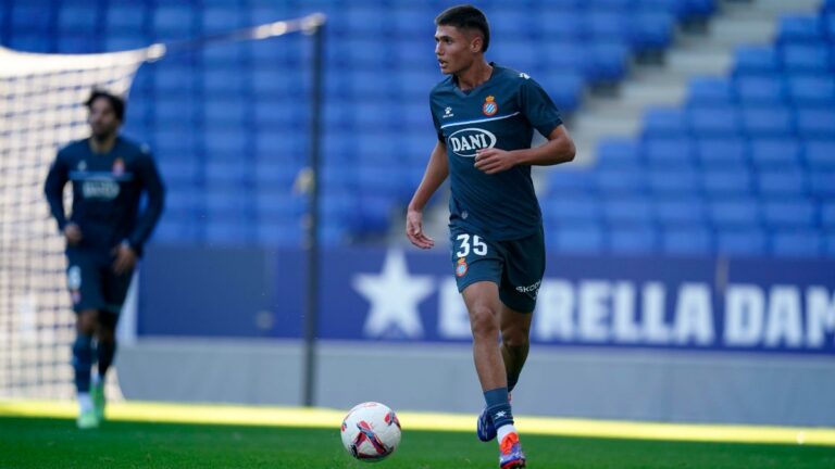 Rafa Bauza, durante uno d elos encuentros de entrenamiento que ha disputado el Espanyol durante este parón