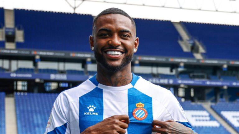 Ramon Ramos ya posa con la zamarra del Espanyol