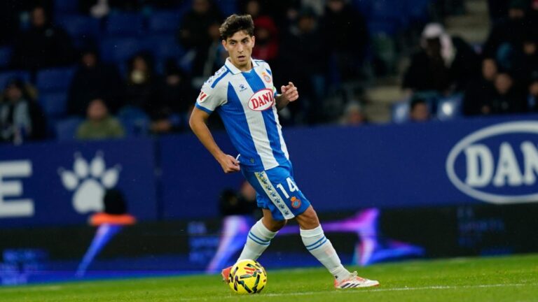 Ramon Terrats conduce un balón en el Espanyol - Deportivo Alavés