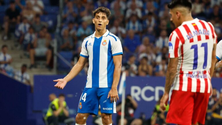 Ramon Terrats expresa con un gesto una acción del Espanyol - Atlético de Madrid