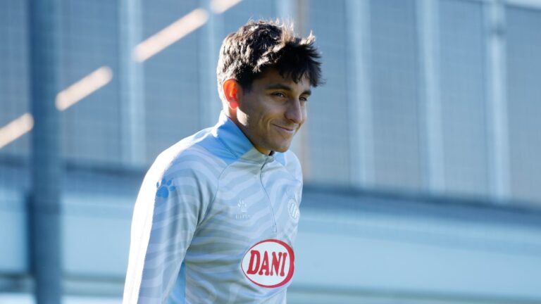 Ramon Terrats se enfrenta al frío de Barcelona en un entrenamiento con el Espanyol