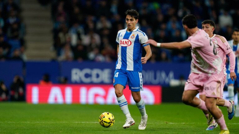 Ramon Terrats se lleva un balón delante de un jugador del Real Oviedo