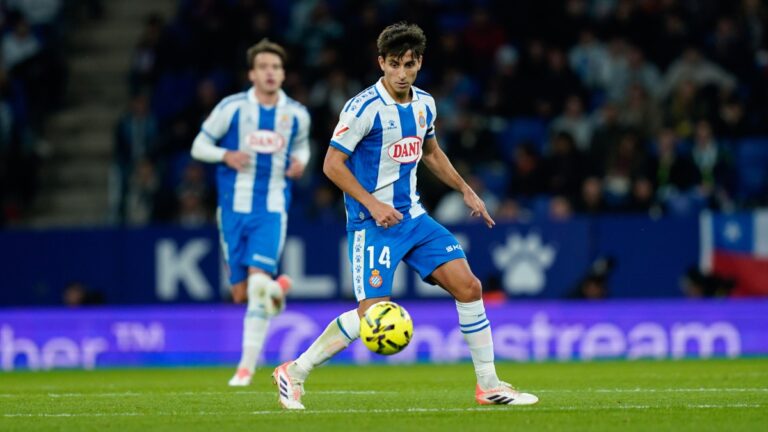 Ramon Terrats mira un balón en un partido como titular en el RCDE Stadium