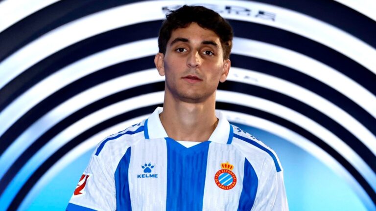 Ramon Terrats luce la blanquiazul el día de su presentación como jugador del Espanyol
