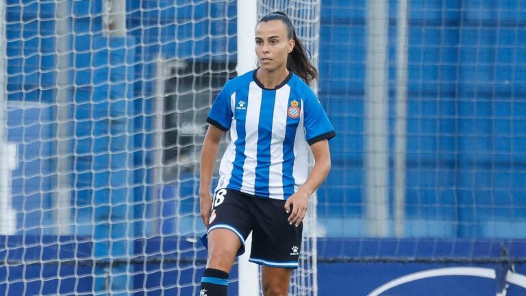 Raquel García: «El proyecto que se me plantea es muy motivante para cualquier jugadora» La central perica se muestra contundente en la parcela defensiva