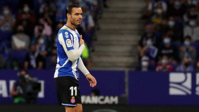 Raúl de Tomás se toca el escudo del Espanyol al ser sustituido en el RCDE Stadium ante el Deportivo Alavés
