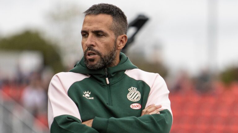 Raúl Jardiel, con rostro pensativo en el Estadi Olímpic de Terrassa