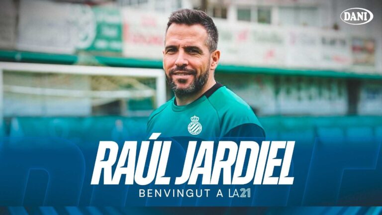 Raúl Jadiel luce el escudo del Espanyol en su fichaje como técnico del filial