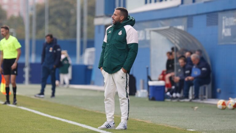 Raúl Jardiel dirige al Espanyol B en un partido de liga en la CE Dani Jarque