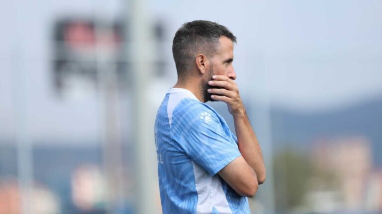 Raúl Jardiel: «Sumar seguidamente le está sentando bien al Espanyol B» Raúl Jardiel con rostro pensativo en un entrenamiento en la CE Dani Jarque