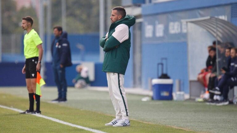 Raúl Jardiel: «Nos estamos mostrando como un equipo competitivo» Raúl Jardiel, en el Espanyol B - Valencia Mestalla