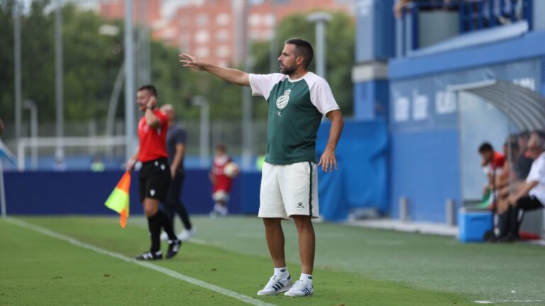 Raúl Jardiel, en el área técnica del Campo 1 de la CE Dani Jarque en el Espanyol B - SD Ibiza