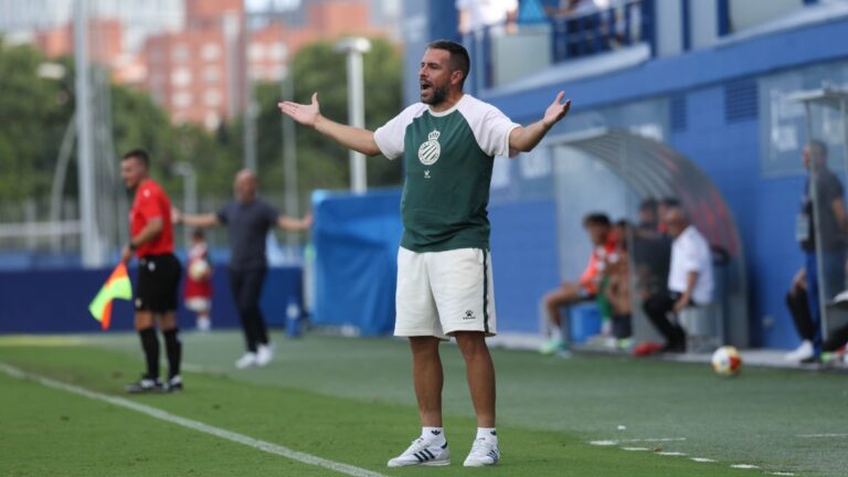 Raúl Jardiel en el área técnica del Campo 1 de la CE Dani Jarque en el Espanyol B - UD Barbastro