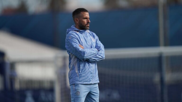 Raúl Jardiel supervisa un entrenamiento del Espanyol B