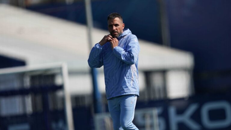 Raúl Jardiel dirige en la CE Dani Jarque un entrenamiento del Espanyol B