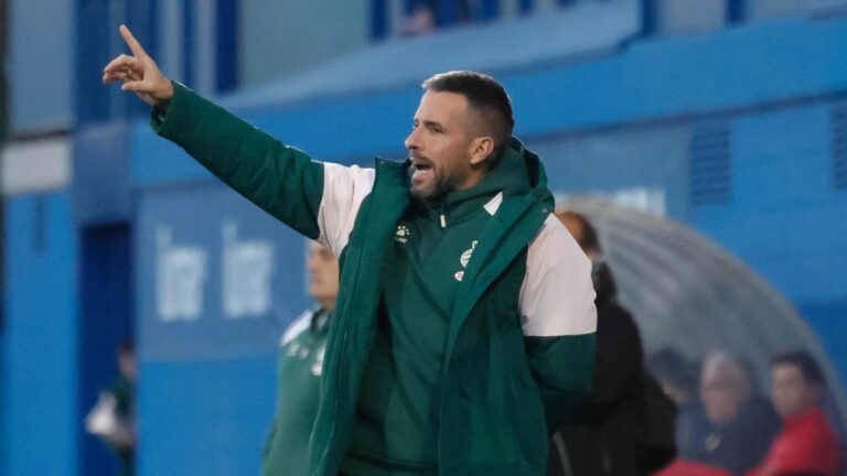 Raúl Jardiel da indicaciones a sus jugadores en un partido en la CE Dani Jarque