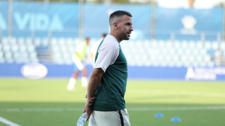 Raúl Jardiel, en el área técnica antes de un amistoso en la CE Dani Jarque