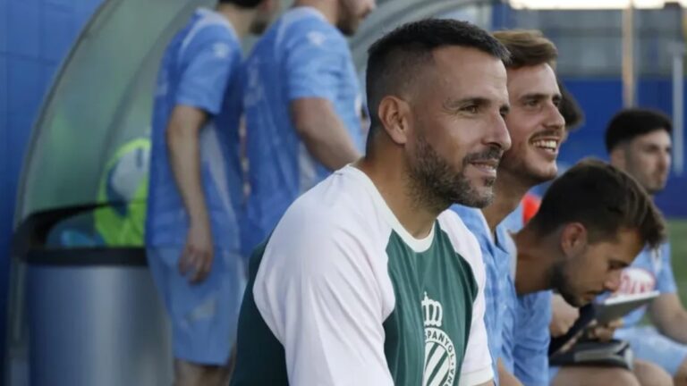 Raúl Jardiel, junto a su staff en un amistoso de la pretemporada del Espanyol B
