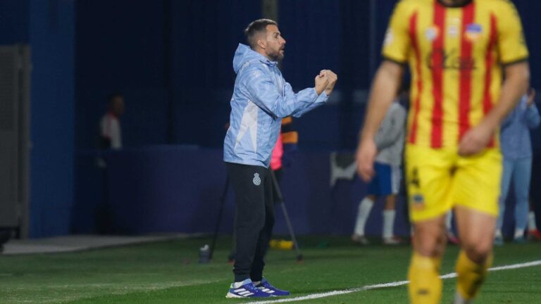 Raúl Jardiel: «Para tener el balón, guardarlo y quererlo no necesitas un entrenador» Raúl Jardiel, durante el Espanyol B - UE Sant Andreu