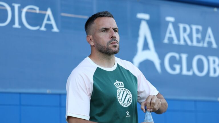 Raúl Jardiel observa el entrenamiento del Espanyol B en el área técnica del campo 1 de la CE Dani Jarque