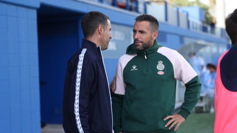 Raúl Jardiel: «Le he dicho a los jugadores que hay que valorar estas dinámicas» Raúl Jardiel saluda al técnico rival antes del Espanyol B - UE Olot