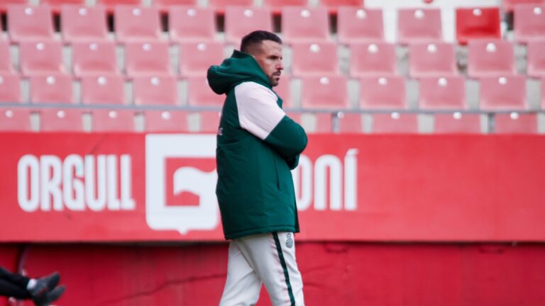 Raúl Jardiel: «Nos espera un partido tremendamente complicado» Raúl Jardiel observa atentamente a sus jugadores en el área técnica de Montilivi