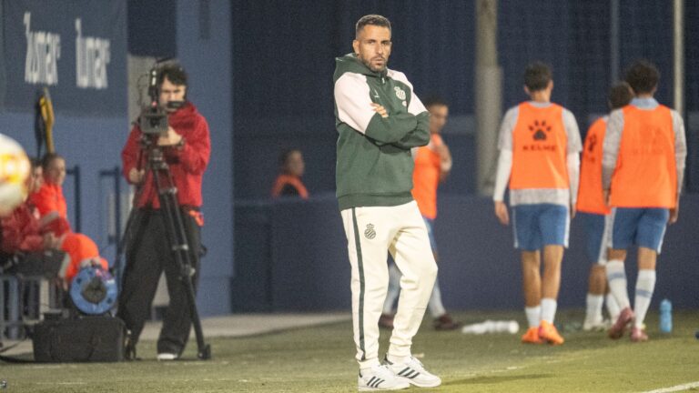 Raúl Jardiel, en el área técnica del Campo 1 de la CE Dani Jarque en un partido de liga del Espanyol B