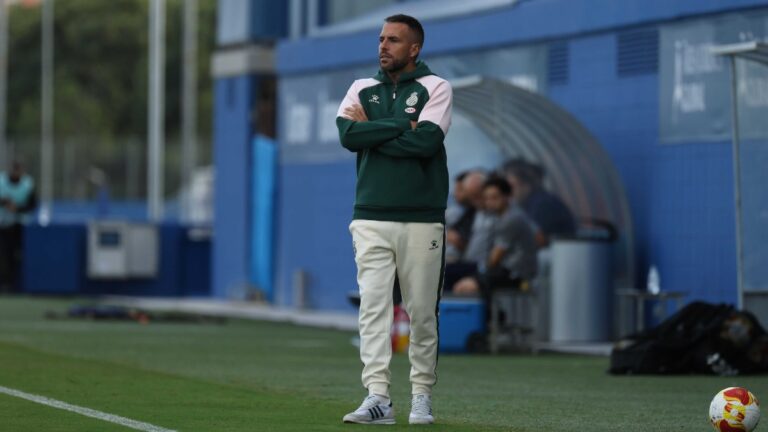 Raúl Jardiel: «El Espanyol B no va a desviarse» Raúl Jardiel dirige al Espanyol B en el mini derbi de filiales