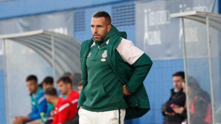 Raúl Jardiel: «Tenemos que recuperar la identidad» Raúl Jardiel, en el área técnica del Campo 1 de la CE Dani Jarque