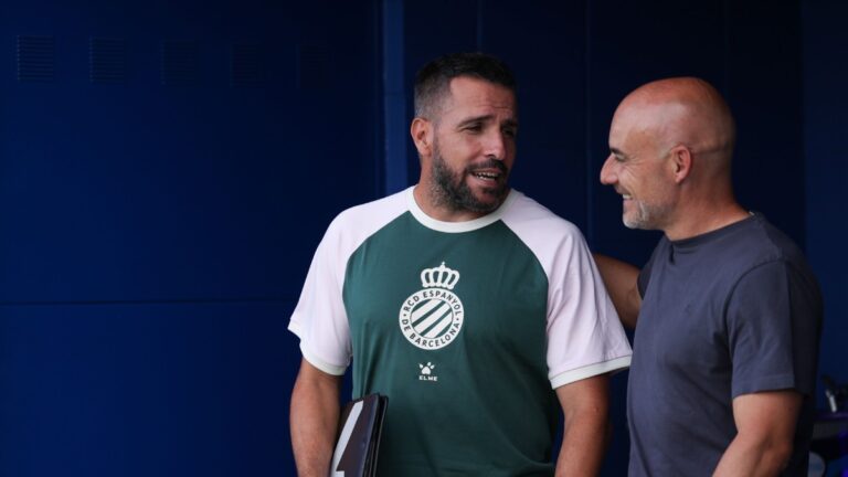 Raúl Jardiel en el túnel de vestuarios de la CE Dani Jarque antes del Espanyol B - UD Barbastro