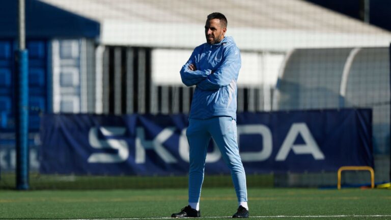 Raúl Jardiel mira atentamente a sus jugadores en un entrenamiento