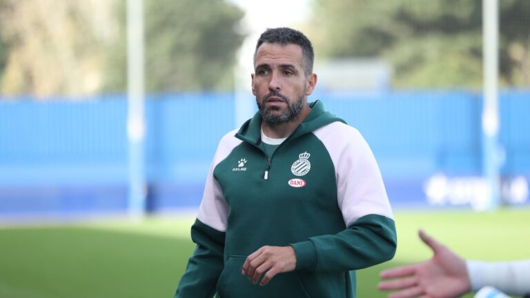 Raúl Jardiel, antes de dar comienzo el Espanyol B - UE Olot en la CE Dani Jarque