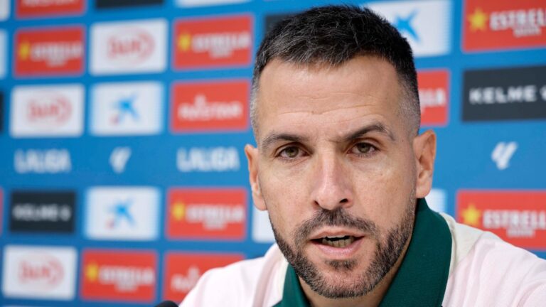 Raúl Jardiel: «Hay que buscar regularidad y fiabilidad» Raúl Jardiel, en la sala de prensa de la CE Dani Jarque para su presentación como nuevo entrenador del Espanyol B